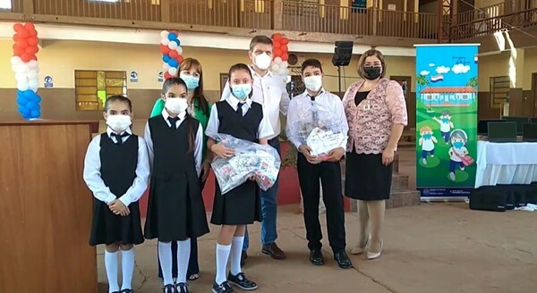 Ministro verifica obras y entrega equipos tecnológicos a instituciones educativas del Este - .::Agencia IP::.