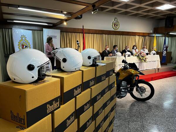 Crónica / Regalarán más de mil cascos a motocas: campaña vial para salvar vidas