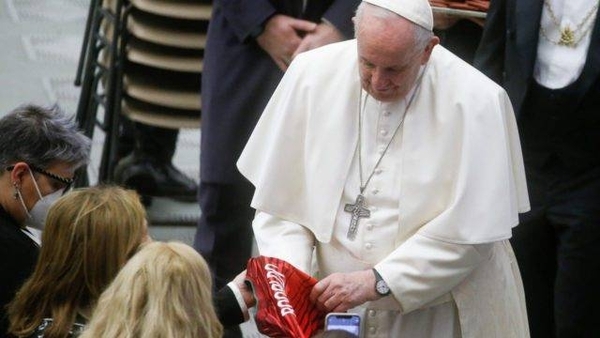 Diario HOY | La madre de Cristiano Ronaldo le regala al Papa Francisco una camiseta de Portugal