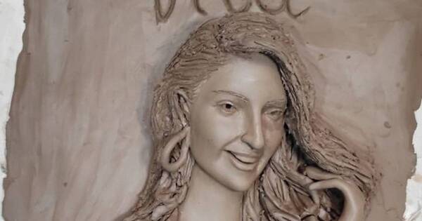 La Nación / Rey del Barro realizó una escultura de Vita Aranda