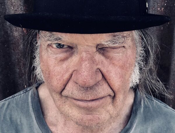 Neil Young va por más: ahora incita a los empleados de Spotify a dejar la compañía