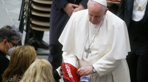 La madre de Cristiano Ronaldo le regala al Papa Francisco una camiseta de Portugal