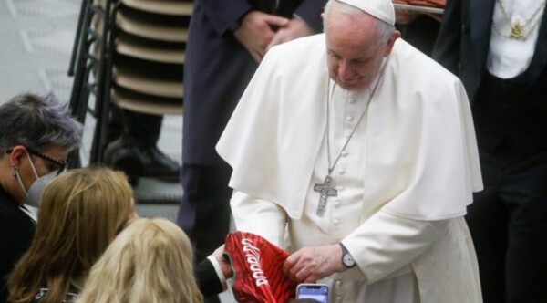 La madre de Cristiano Ronaldo le regala al Papa Francisco una camiseta de Portugal
