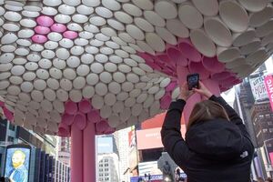 Times Square celebra San Valentín con “Bloom”, una escultura de PVC - Estilo de vida - ABC Color