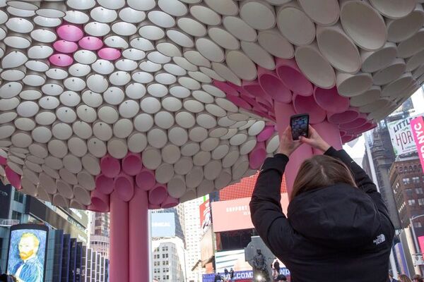 Times Square celebra San Valentín con “Bloom”, una escultura de PVC - Estilo de vida - ABC Color
