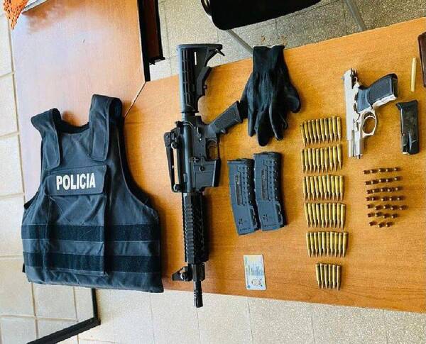 Crónica / Viajaba en colectivo con un bolsón lleno de armas, municiones y chalecos antibalas