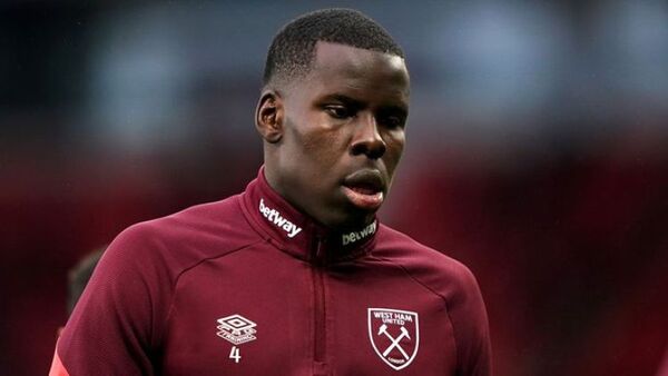 Kurt Zouma, dos semanas sin sueldo por patear a sus gatos