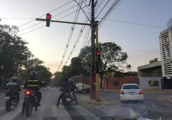 Queja ciudadana: colectivo pasa el semáforo en luz roja - San Lorenzo Hoy