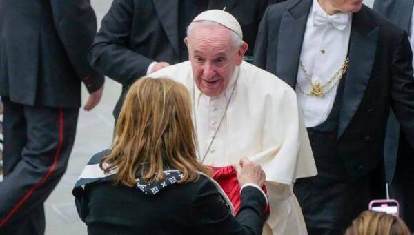 Crónica / Mamá de Cristiano Ronaldo le regaló una camiseta de Portugal al Papa Francisco