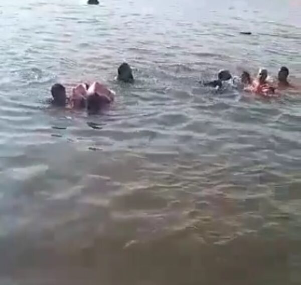 Cae automóvil de una balsa en el lago Yguazú - Nacionales - ABC Color