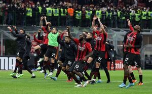 El Milan arrasa al Lazio con otro doblete de Giroud y se cita con el Inter - Fútbol Internacional - ABC Color