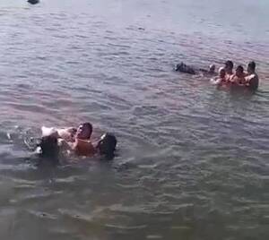 Crónica / Tembiaporá: Auto cae de una balsa a las aguas del Lago Yguazú