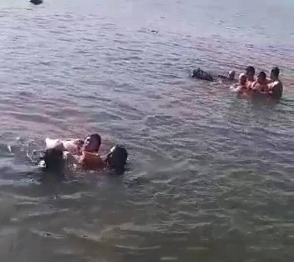 Crónica / Tembiaporá: Auto cae de una balsa a las aguas del Lago Yguazú