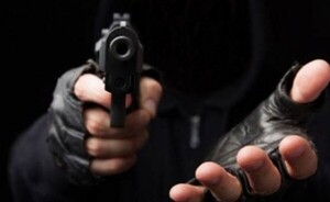 Roban agroquímicos y una camioneta tras reducir a un guardia