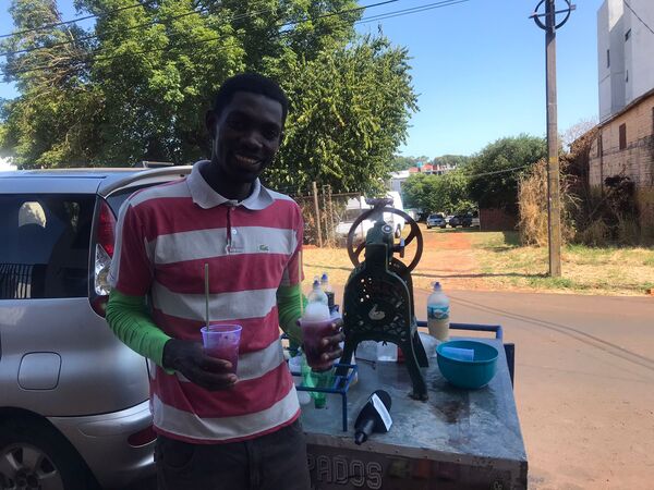 Joven oferta por las calles de Encarnación el helado más famoso de Colombia “Raspado de Sabores”