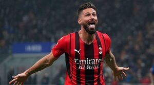 El Milan arrasa al Lazio con otro doblete de Giroud y se cita con el Inter