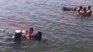 Susto tras caer un automóvil de una balsa en el lago Yguazú