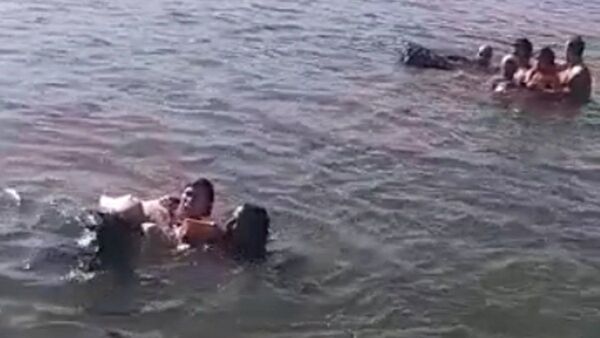 Susto tras caer un automóvil de una balsa en el lago Yguazú