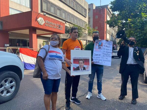 Ciudadanos autoconvocados exigen la renuncia de la fiscala Quiñónez - Nacionales - ABC Color