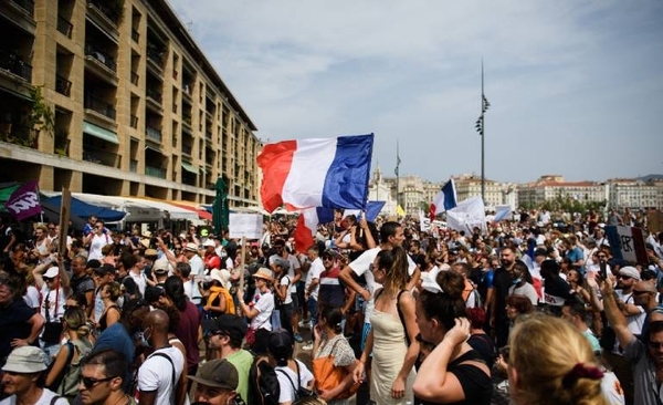 Diario HOY | París prohíbe protesta contra medidas anticovid inspirada de movimiento en Canadá