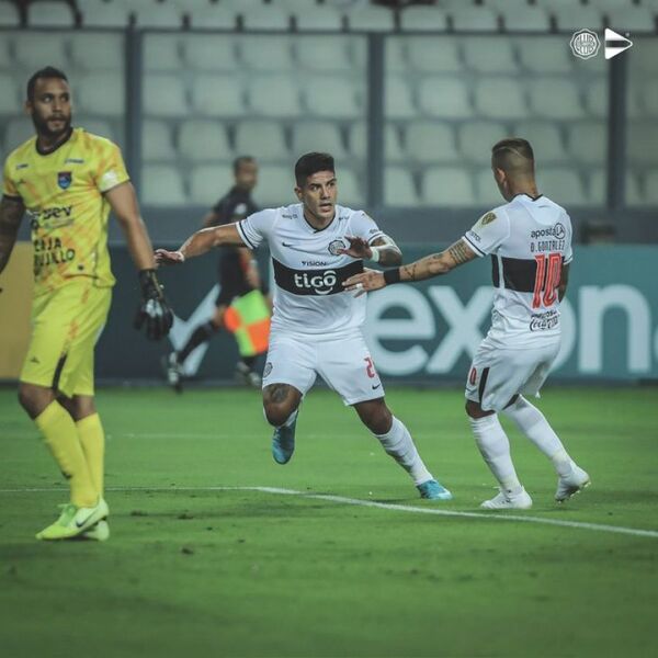 Olimpia gana en Lima y pone un pie en la fase 2