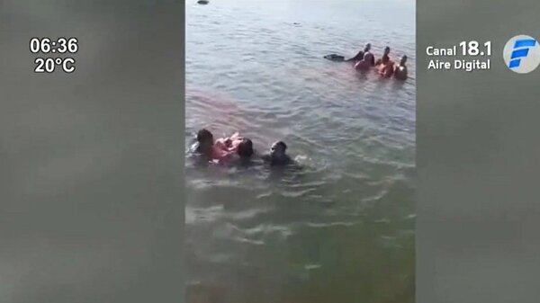 Vehículo cae al Lago Yguazú y testigos rescataron a los ocupantes | Noticias Paraguay
