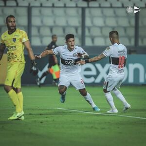 Olimpia gana en Lima y pone un pie en la fase 2