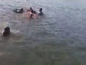 Vehículo cae de una balsa al Lago Yguazú · Radio Monumental 1080 AM