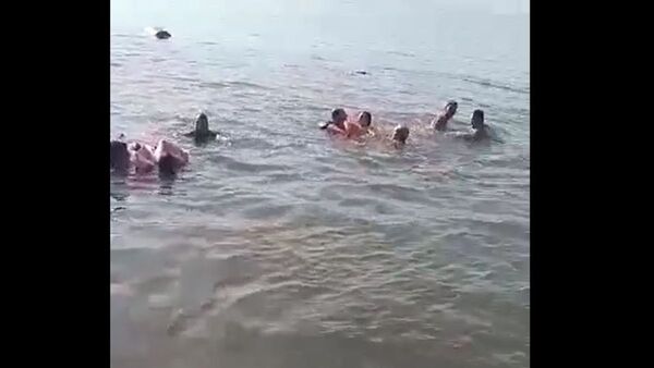 Auto cayó al Lago Yguazú mientras intentaba cruzar en balsa