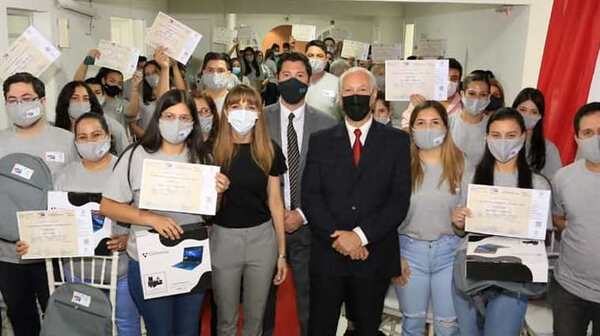 Beneficiarios de diferentes cursos reciben certificados y equipos informáticos