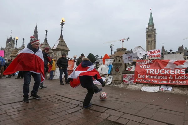La policía de París prohibe la entrada de grupos antivacunas que planean bloquear la ciudad
