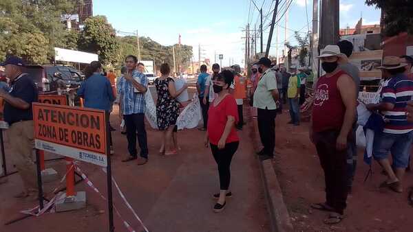 Comerciantes y vecinos de obras de túnel de Tres Bocas se movilizan en reclamo de subsidio y velocidad en labores