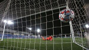 UEFA pide a árbitros firmeza frente a jugadores