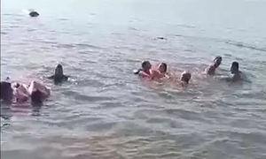 Automóvil cayó al Lago Yguazú mientras intentaba cruzar en balsa - OviedoPress