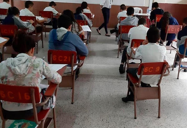 Distancia de 91 centímetros entre alumnos, el punto de discusión entre padres y autoridades sobre protocolo de vuelta a clases