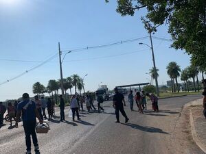 Nativos cierran tránsito en Remanso y piden que un indígena presida el Indi - Nacionales - ABC Color