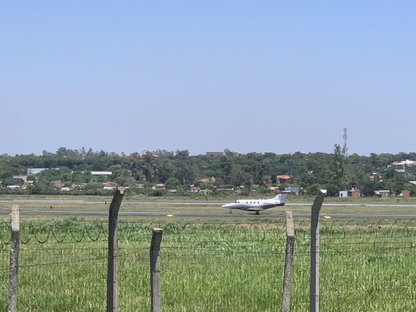 Parió la burra y los cerristas paralizaron el mundo siguiendo avión de Marcelo Moreno Martins