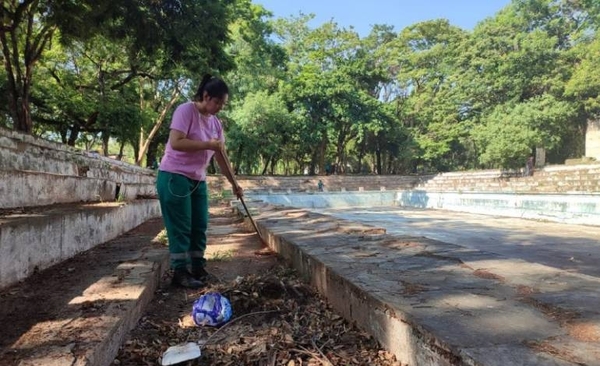 Diario HOY | Realizan limpieza integral en predio del Parque Caballero
