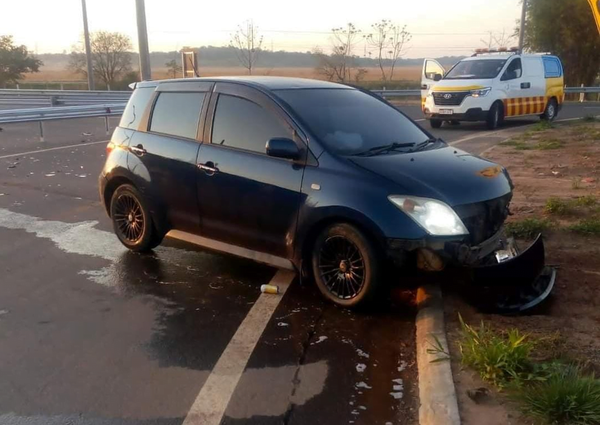 Automovilista embistió contra una baranda y fue detenido tras intentar sobornar a policías - Noticiero Paraguay