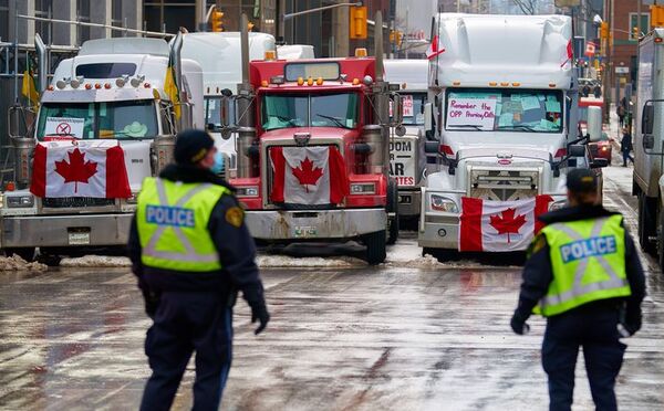 Protestas contra restricciones sanitarias bloquean paso Canadá-EE.UU. - Mundo - ABC Color