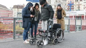 Parapléjicos vuelven a caminar gracias a un implante de estimulación nerviosa e inteligencia artificial.