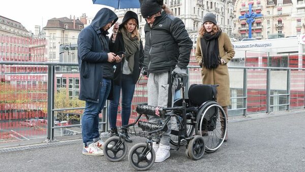 Parapléjicos vuelven a caminar gracias a un implante de estimulación nerviosa e inteligencia artificial.