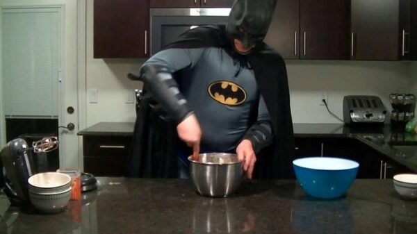 Lo conoció por Tinder, fue a la casa y la recibió disfrazado de Batman: “Nunca se sacó la máscara”