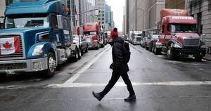 La Nación / Canadá: 400 camiones bloquean el principal paso con EEUU