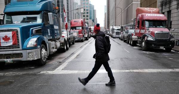 La Nación / Canadá: 400 camiones bloquean el principal paso con EEUU