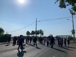 Indígenas bloquean Puente Remanso para exigir designación de nuevo titular del INDI - ADN Digital