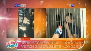 Conductor ebrio choca contra dos vehículos en microcentro