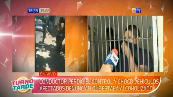 Conductor ebrio choca contra dos vehículos en microcentro