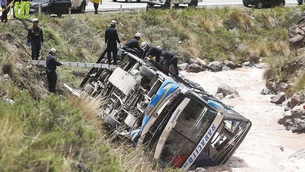 MUNDO | Al menos 20 muertos al caer autobús a abismo en remota ruta de Perú
