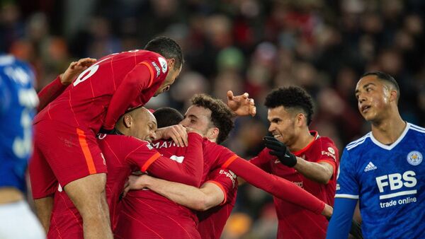 Liverpool gana y evita la escapada de Manchester City
